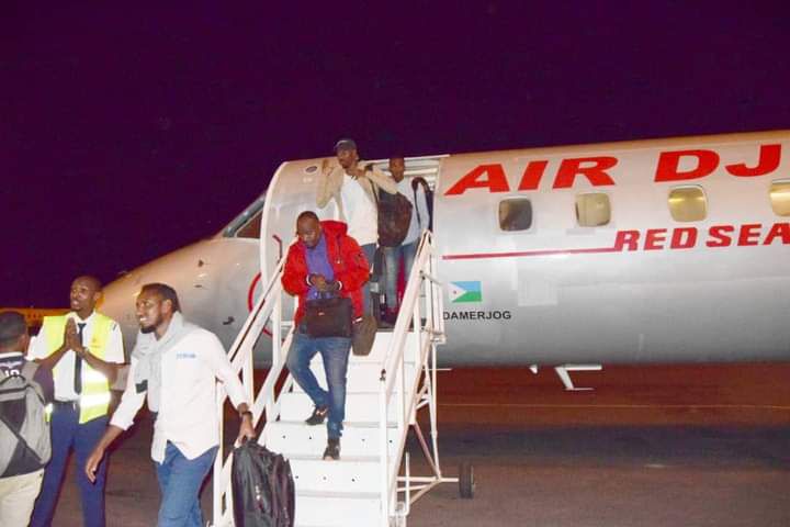 Aus dem Sudan evakuierte dschibutischen Bürger am Flughafen von Dschibuti