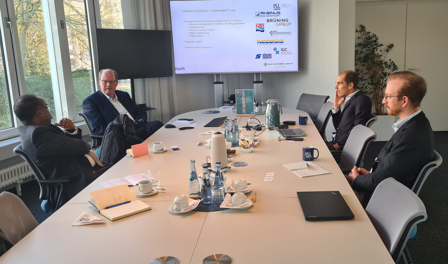 Botschafter Yacin H. Douale im Institut für Seeverkehrswirtschaft und Logistik (ISL)