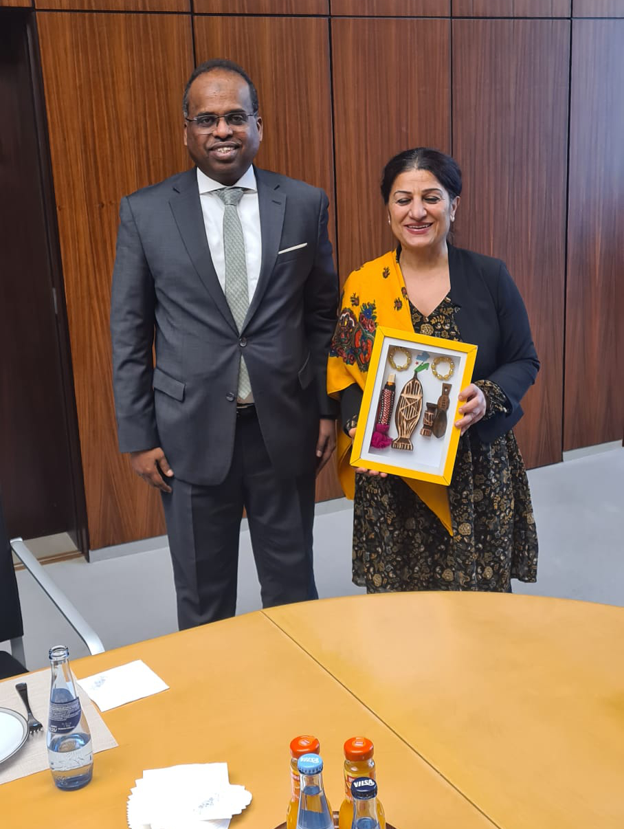 Botschafter Yacin H. Douale wird von Bürgerschafts-Vizepräsidentin Antje Görgü-Philipp empfangen