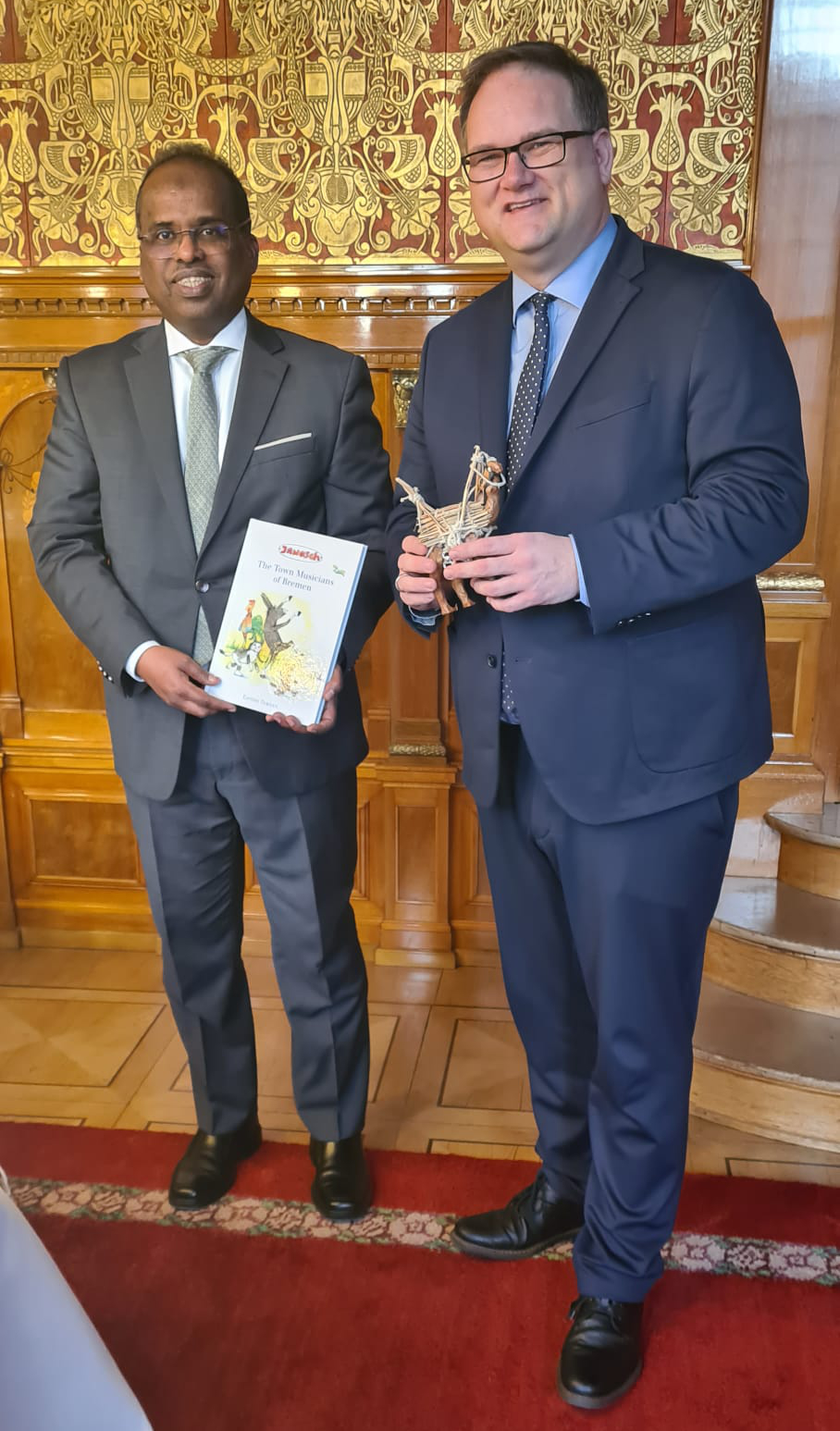 Botschafter Yacin H. Douale wird von Bürgermeister Björn Fecker begrüßt.